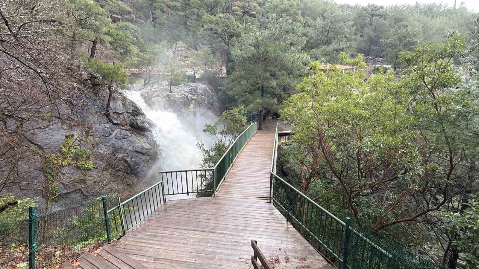 Kazdağları’nın Sütüven Şelalesi yağışlarla birlikte Niagara’yı aratmadı 5 kazdaglarinin sutuven selalesi yagislarla birlikte niagarayi aratmadi 1 QhsvVVaK