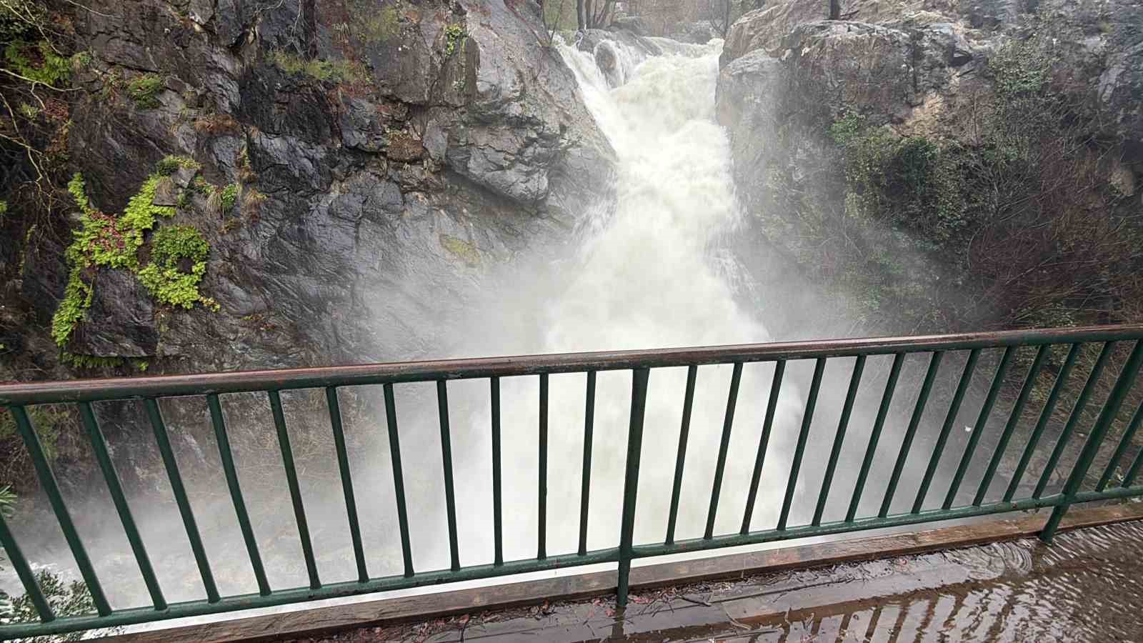 Kazdağları’nın Sütüven Şelalesi yağışlarla birlikte Niagara’yı aratmadı 6 kazdaglarinin sutuven selalesi yagislarla birlikte niagarayi aratmadi 2 uvUqvEiU