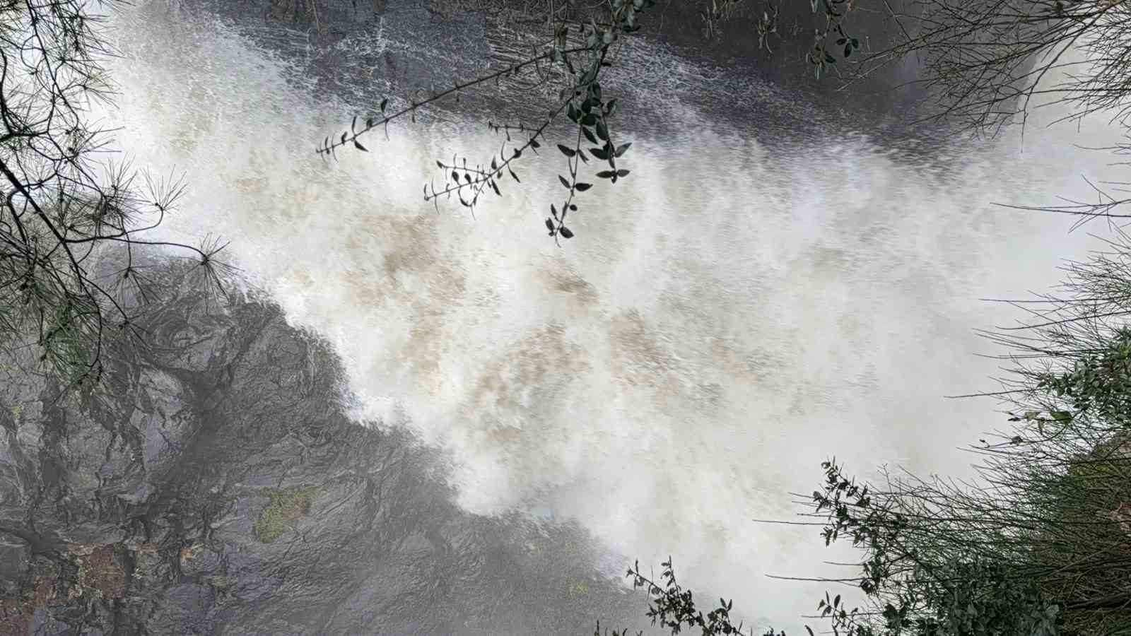 Kazdağları’nın Sütüven Şelalesi yağışlarla birlikte Niagara’yı aratmadı 7 kazdaglarinin sutuven selalesi yagislarla birlikte niagarayi aratmadi 3 3K6IqAM7