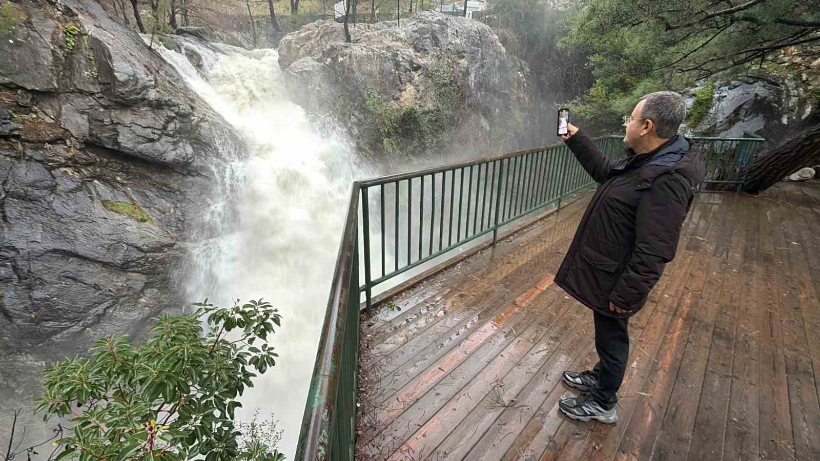 Kazdağları’nın Sütüven Şelalesi yağışlarla birlikte Niagara’yı aratmadı 8 kazdaglarinin sutuven selalesi yagislarla birlikte niagarayi aratmadi 4 AAzwOGYi