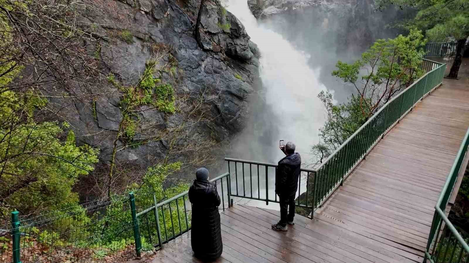 Kazdağları’nın Sütüven Şelalesi yağışlarla birlikte Niagara’yı aratmadı 9 kazdaglarinin sutuven selalesi yagislarla birlikte niagarayi aratmadi 5 Tfcy2b1L