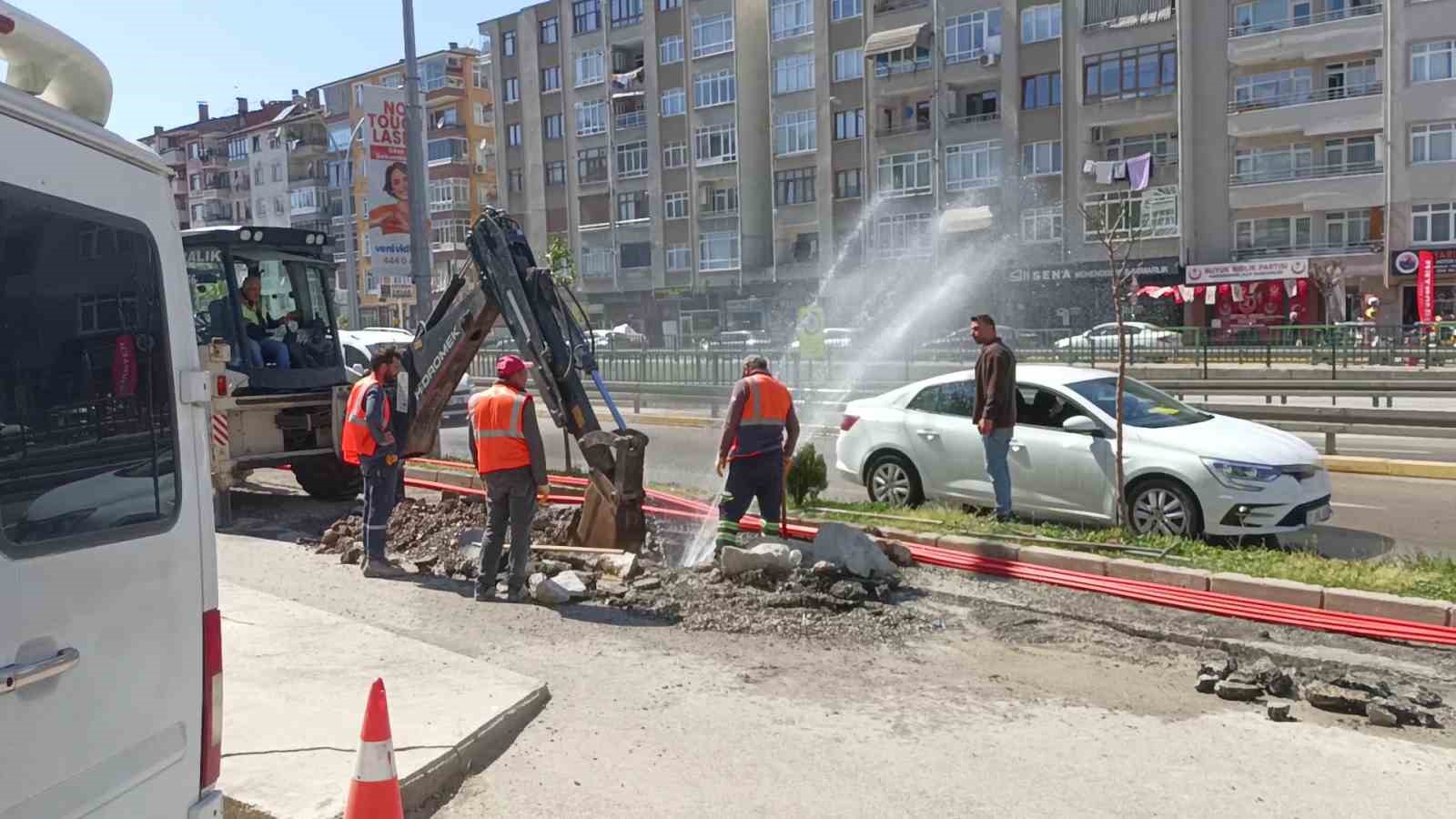 Kazı yaparken su borusu patladı, tazyikli su caddeyi esir aldı 5 kazi yaparken su borusu patladi tazyikli su caddeyi esir aldi 1 OjvBQVMz