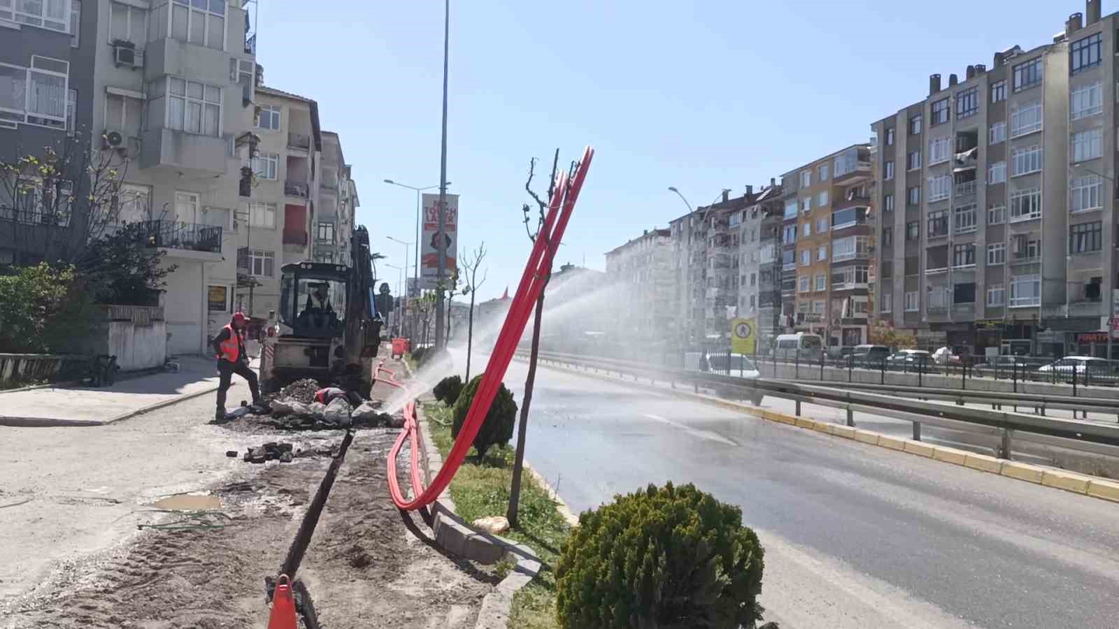Kazı yaparken su borusu patladı, tazyikli su caddeyi esir aldı 6 kazi yaparken su borusu patladi tazyikli su caddeyi esir aldi 2