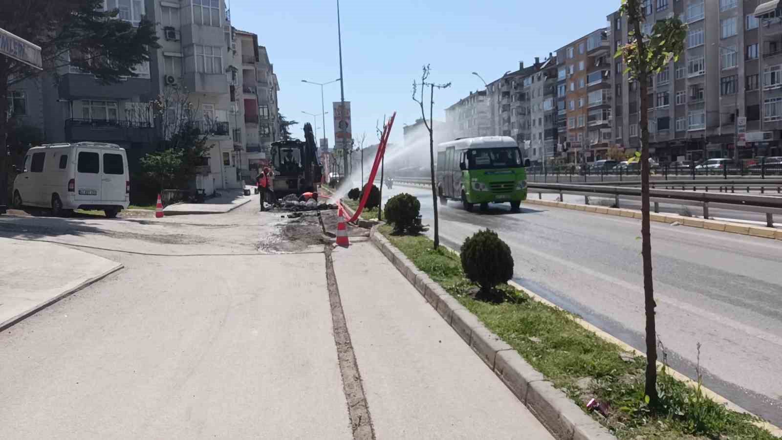 Kazı yaparken su borusu patladı, tazyikli su caddeyi esir aldı 7 kazi yaparken su borusu patladi tazyikli su caddeyi esir aldi 3 pvtn1GCn