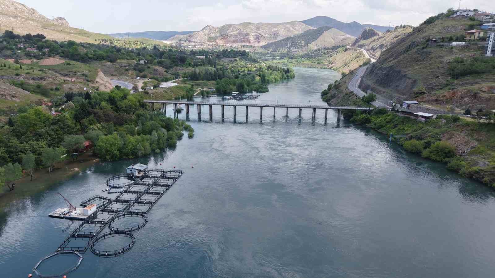 keban baraji kapaklarini acti isyeri bahceleri sular altinda kaldi 10 O3dzUD3s