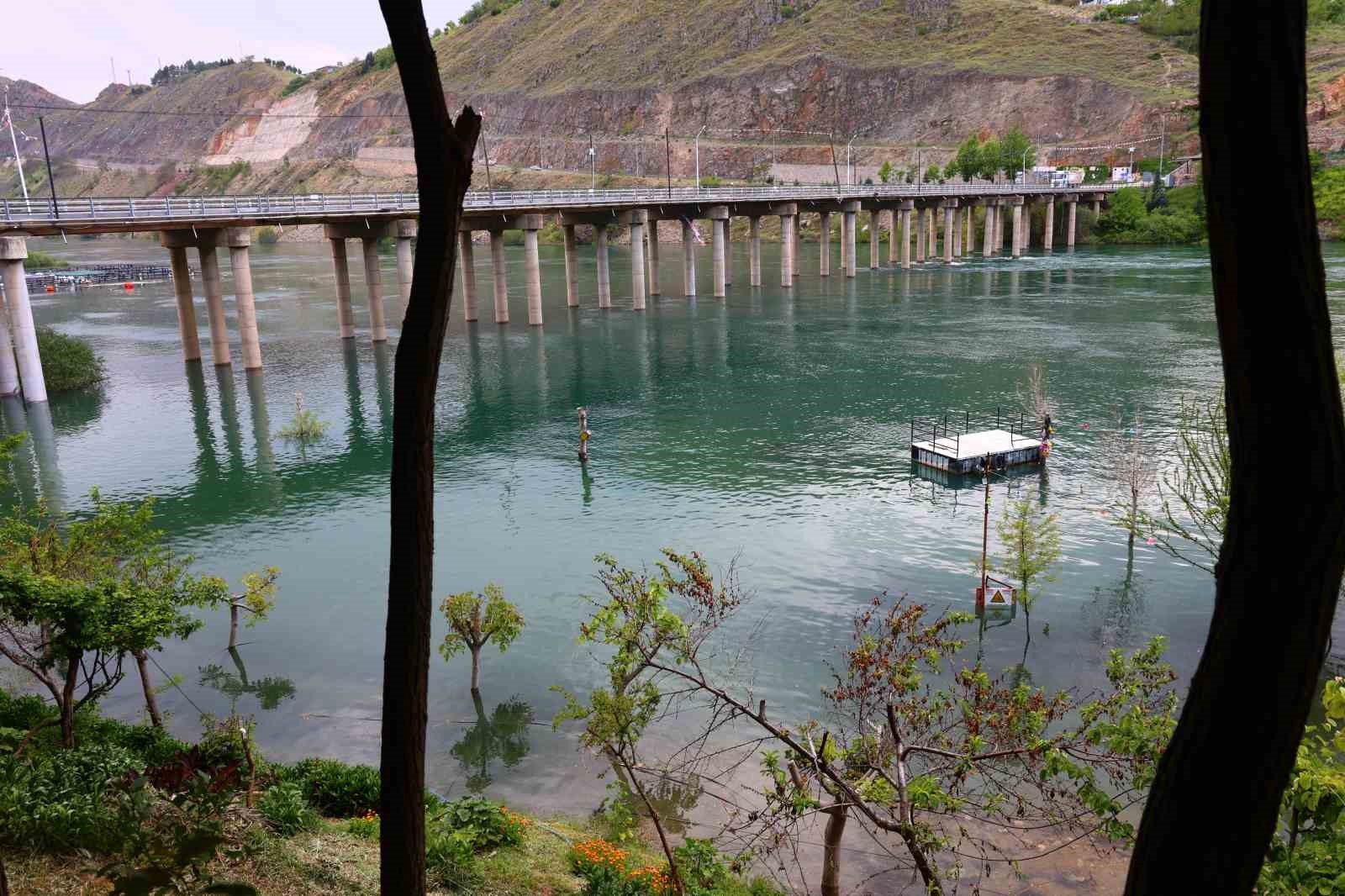keban baraji kapaklarini acti isyeri bahceleri sular altinda kaldi 14 Bj74kSGc