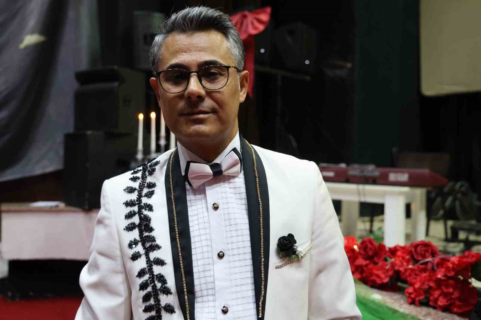 kebapcisi da doktoru da bu koroda 25 kisilik koro sahneye cikti izleyenleri mest etti WrmZs6JW