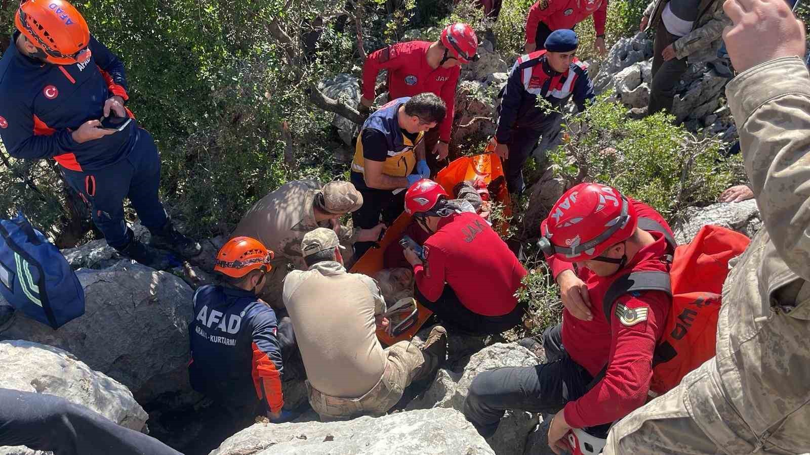 Keçilerin peşinden gidip kaya yarığına sıkışan Ayşe teyze komşularını dinlememiş 4 kecilerin pesinden gidip kaya yarigina sikisan ayse teyze komsularini dinlememis 0 H4l5t3Hz