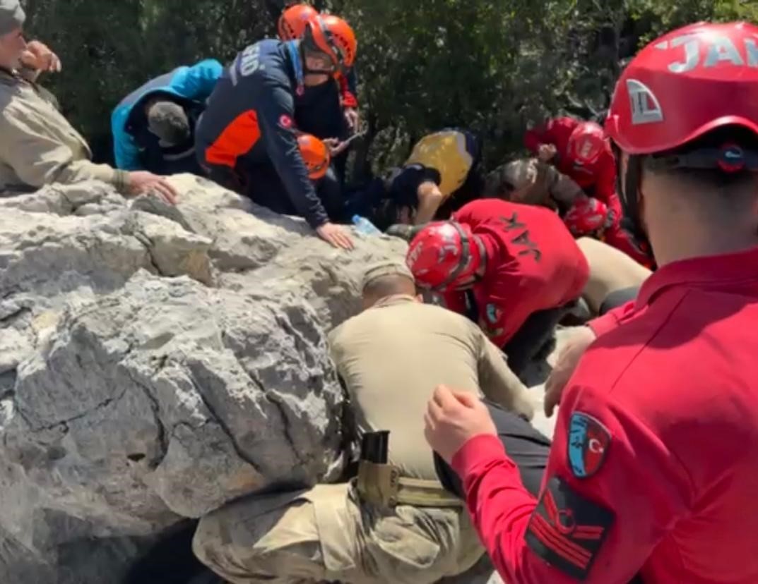 Keçilerin peşinden gidip kaya yarığına sıkışan Ayşe teyze komşularını dinlememiş 7 kecilerin pesinden gidip kaya yarigina sikisan ayse teyze komsularini dinlememis 3