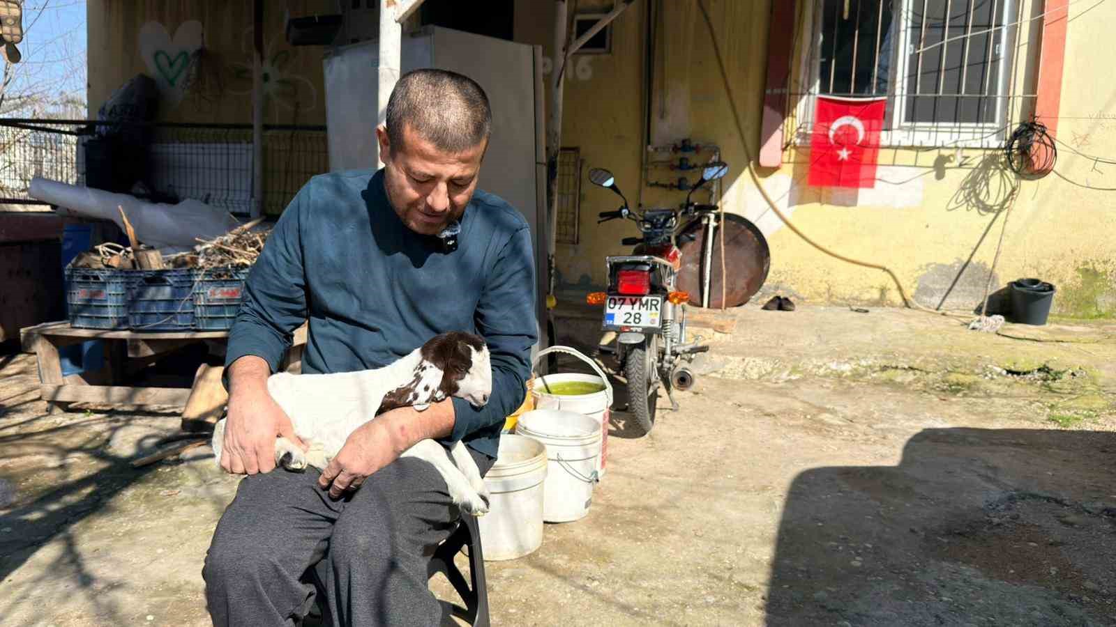kecilerine olan sevgisini teknolojiyle birlestirdi anbean onlari izliyor 3 O7Malu6g