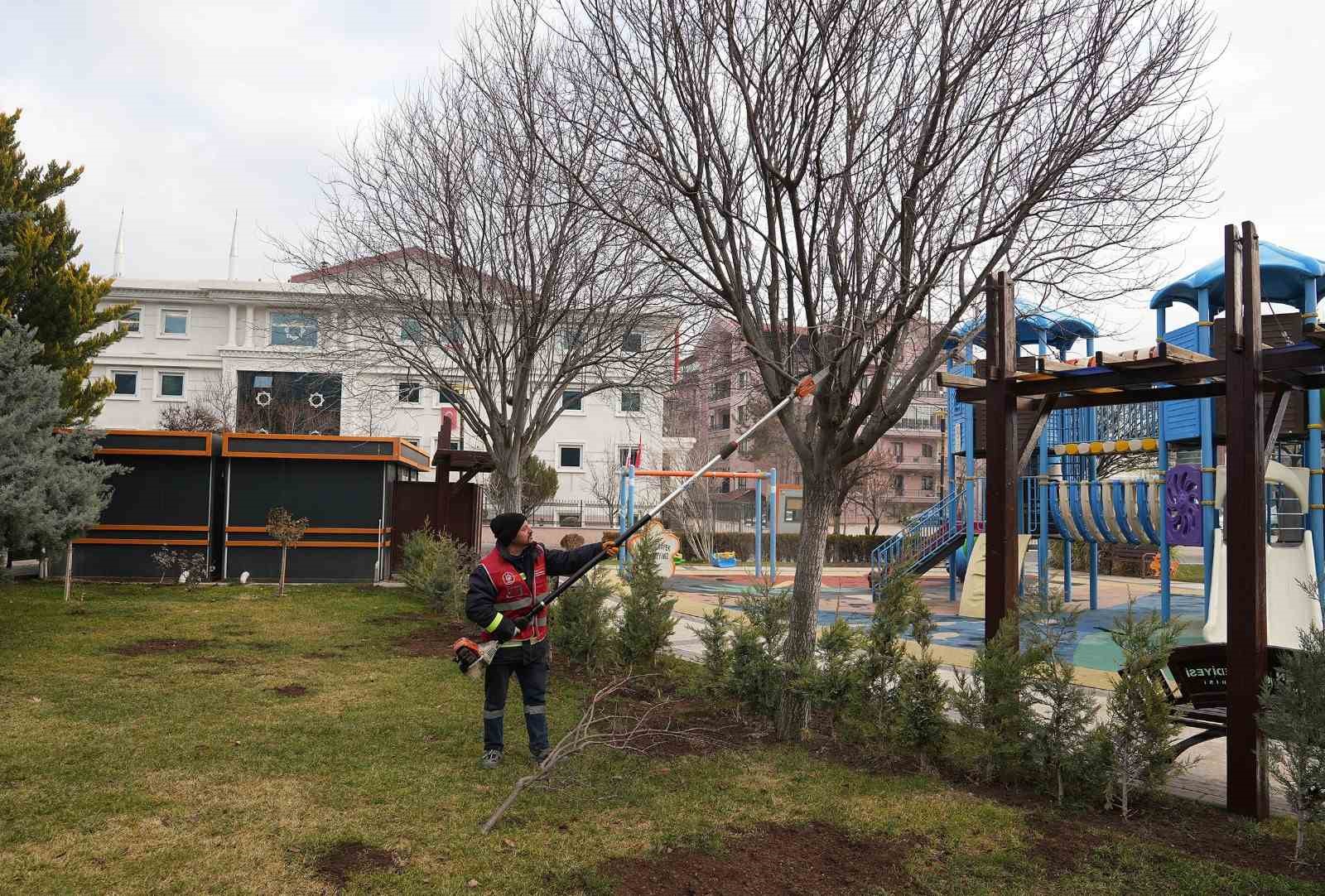 kecioren belediyesi park ve yesil alanlardaki bakim calismalarina devam ediyor 1 6eh9MUzN