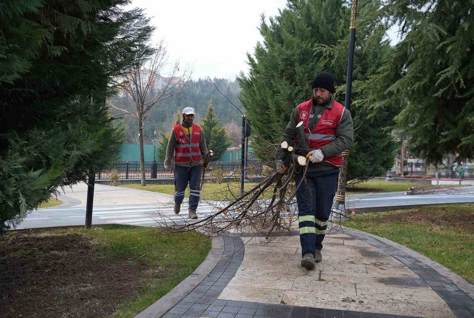 kecioren belediyesi park ve yesil alanlardaki bakim calismalarina devam ediyor 4 N6rFiXyF