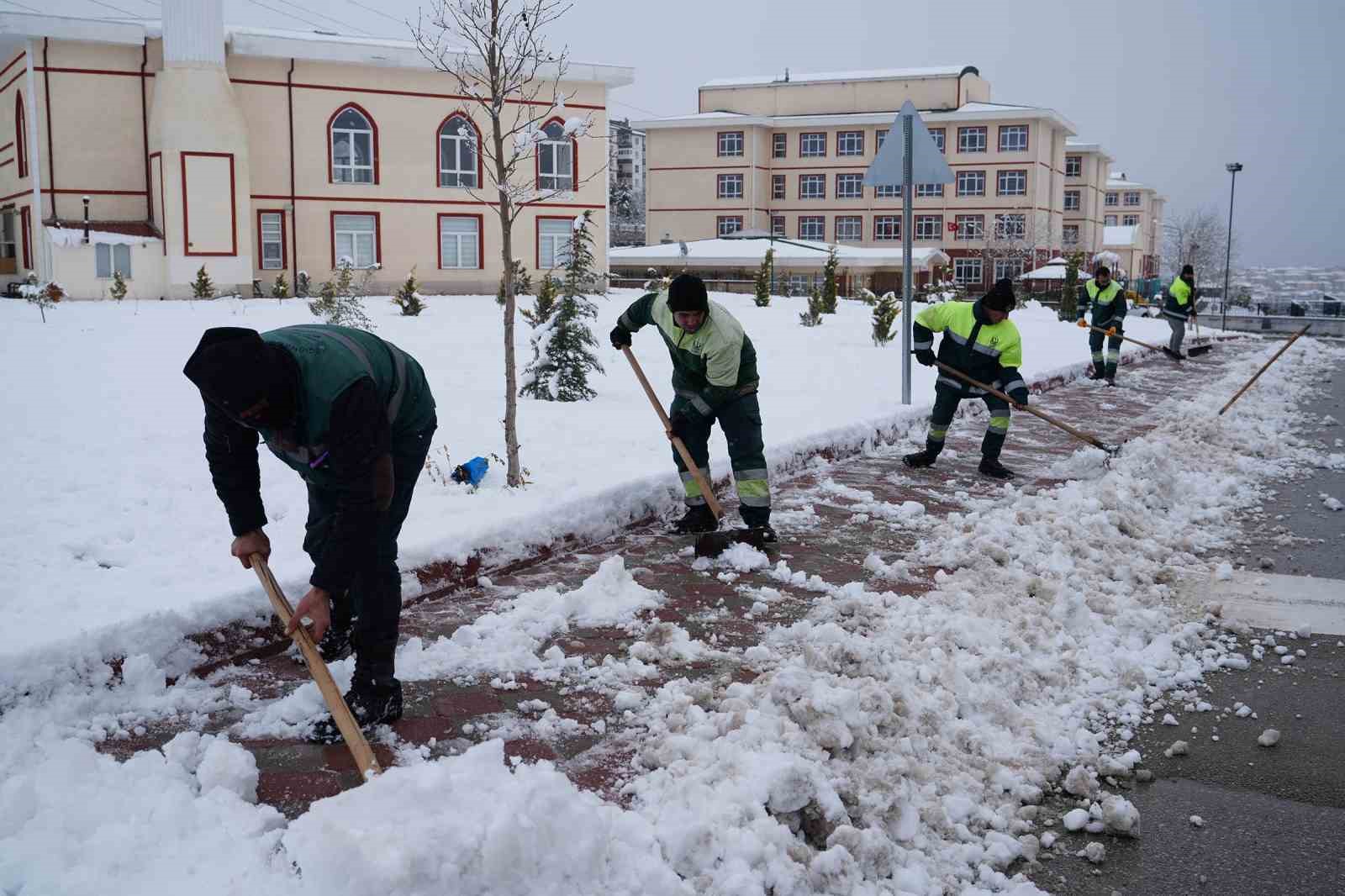 Keçiören’de yaya güvenliği için kar küreme ve tuzlama seferberliği 4 keciorende yaya guvenligi icin kar kureme ve tuzlama seferberligi 0 7hnByhiZ