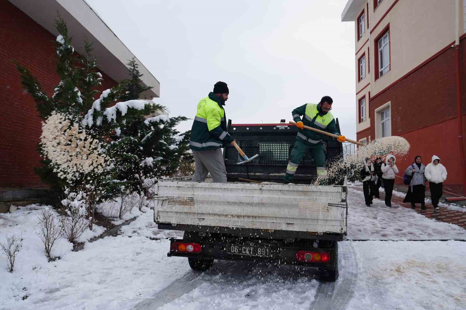 Keçiören’de yaya güvenliği için kar küreme ve tuzlama seferberliği 5 keciorende yaya guvenligi icin kar kureme ve tuzlama seferberligi 1 NA9yzh3A