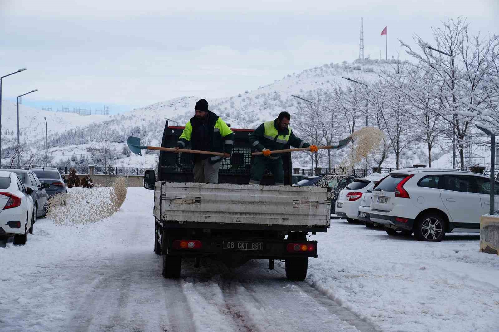 Keçiören’de yaya güvenliği için kar küreme ve tuzlama seferberliği 6 keciorende yaya guvenligi icin kar kureme ve tuzlama seferberligi 2 dSvWpgff