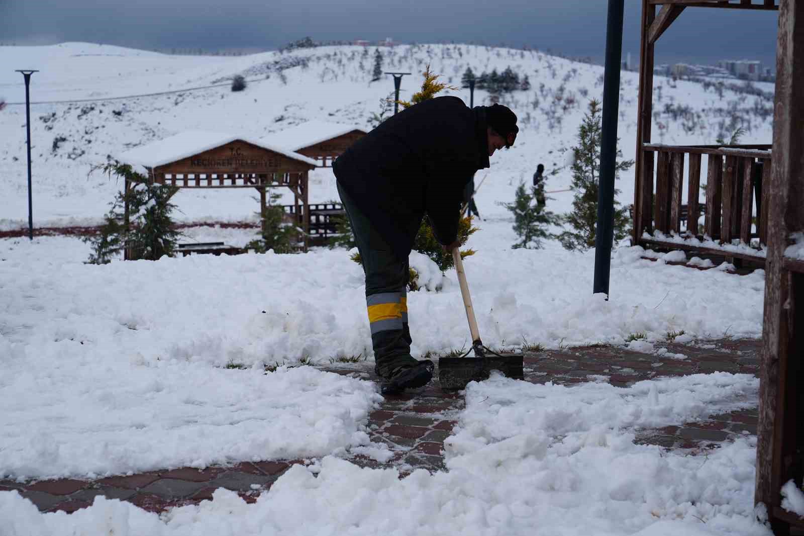 Keçiören’de yaya güvenliği için kar küreme ve tuzlama seferberliği 7 keciorende yaya guvenligi icin kar kureme ve tuzlama seferberligi 3 znI8KX83