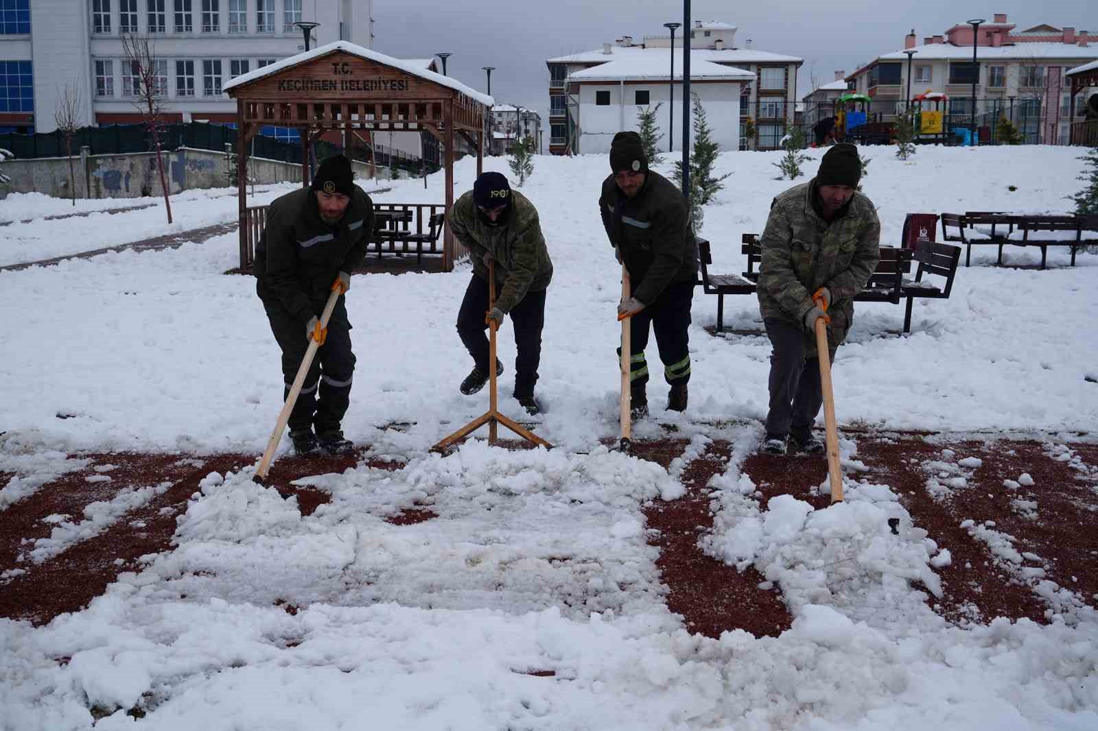 Keçiören’de yaya güvenliği için kar küreme ve tuzlama seferberliği 8 keciorende yaya guvenligi icin kar kureme ve tuzlama seferberligi 4 mTUT6K7a