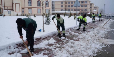 keciorende-yaya-guvenligi-icin-kar-kureme-ve-tuzlama-seferberligi-NvpfLArS.jpg