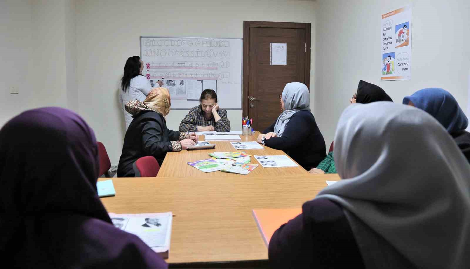 kecmekte okuma yazma kurslari suruyor 3
