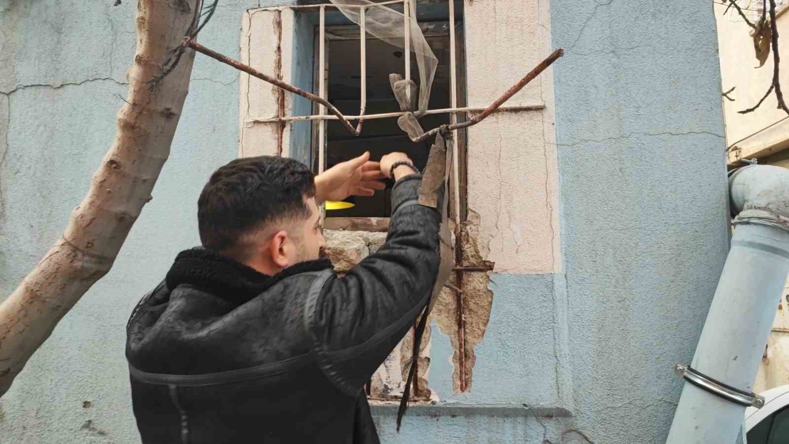 kedi bile zor girer denilen pencereden girdi sadece iphonelari caldi 1 ltT8PyAI