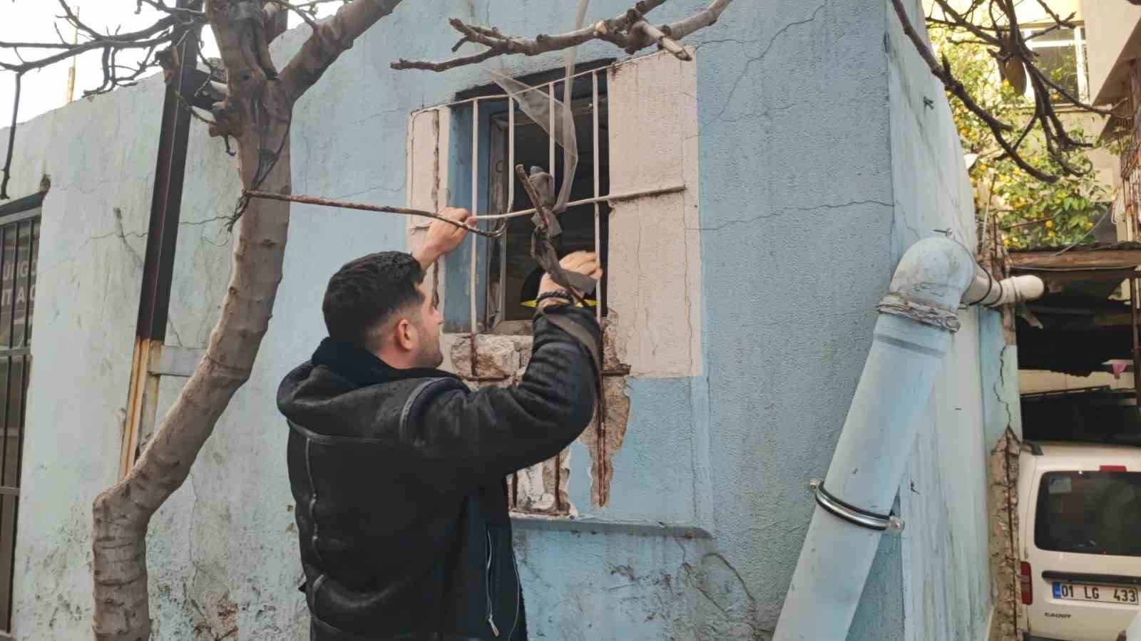 kedi bile zor girer denilen pencereden girdi sadece iphonelari caldi 2