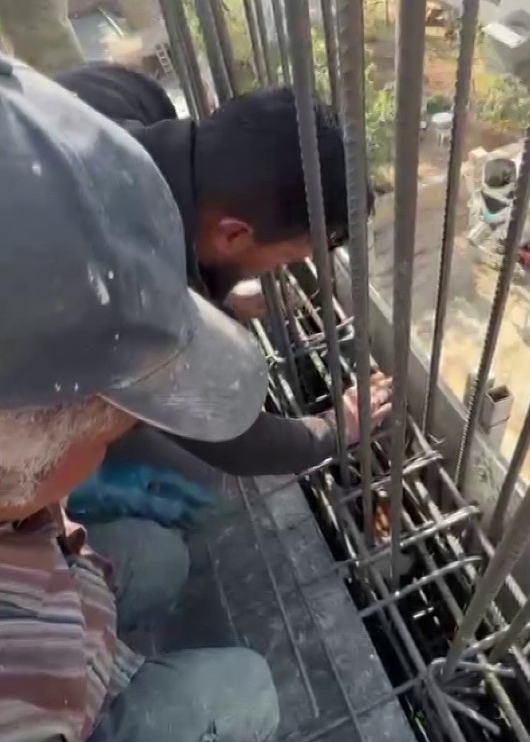 kedi dokulen betonun altinda kalmaktan son anda kurtarildi 2 y9dCWhiJ