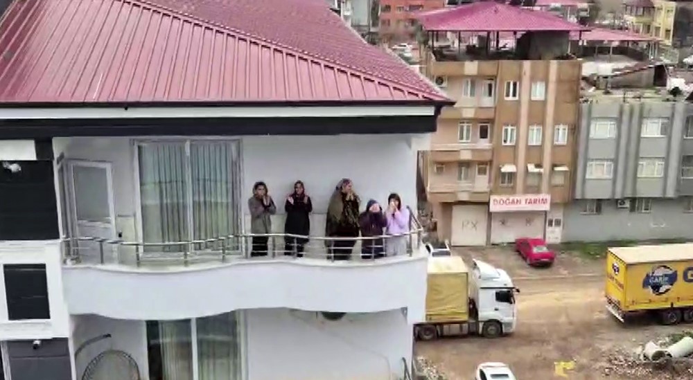 kedi kurtarma operasyonuyla gonulleri fetheden itfaiye ekibine alkisli tesekkur 1 ctiRC1mr