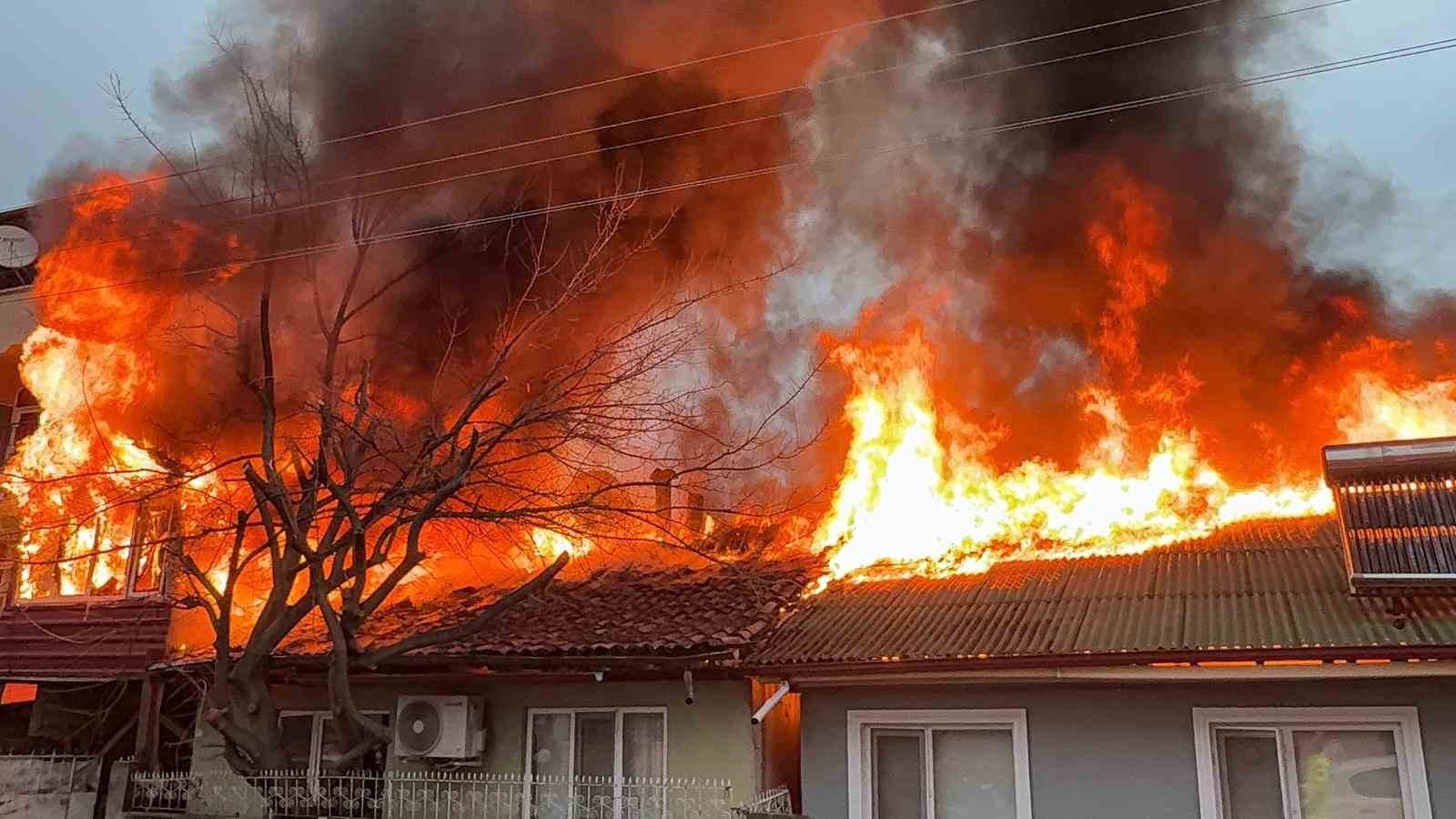kediler usumesin diye yakilan soba faciaya donustu iki ev kule dondu 0 cnN5RwOC