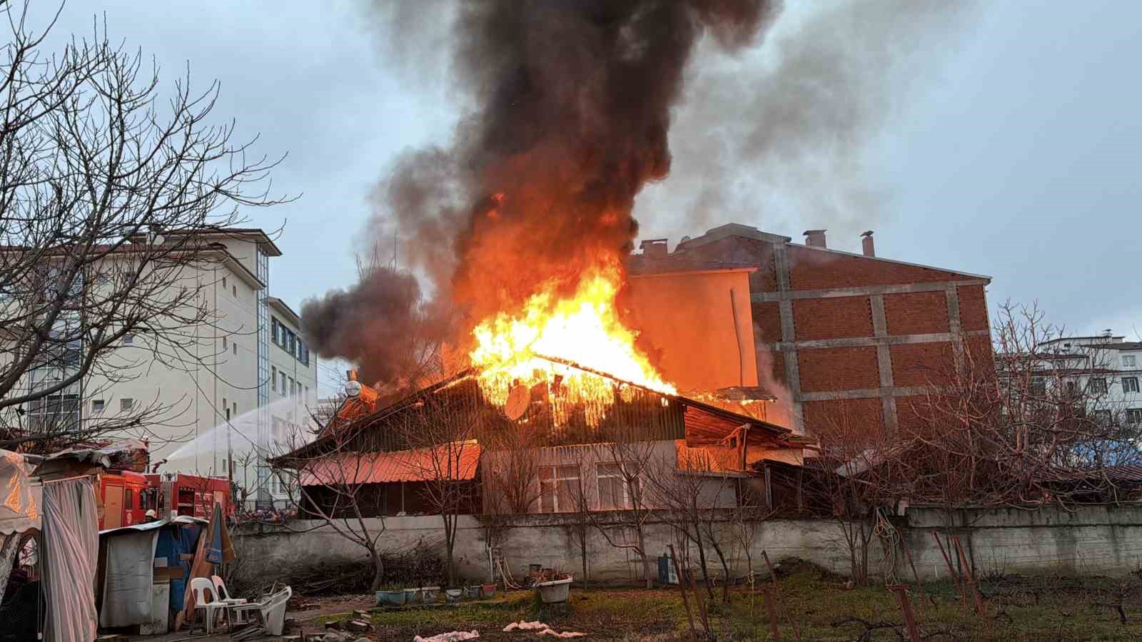 kediler usumesin diye yakilan soba faciaya donustu iki ev kule dondu 5 7AychZAF