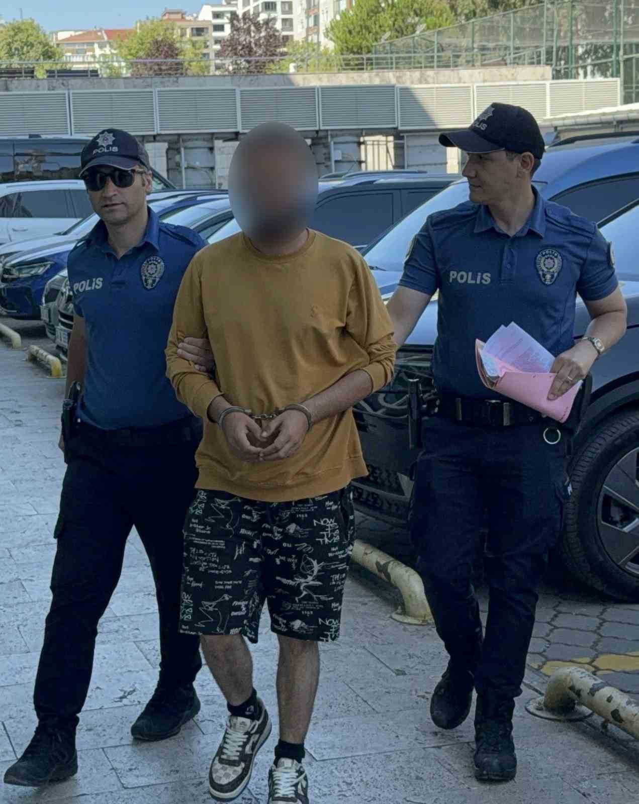 Kediye tekme atarken kameraya yansıyan şahıs yakalandı 7 kediye tekme atarken kameraya yansiyan sahis yakalandi 3 DSphvfHq