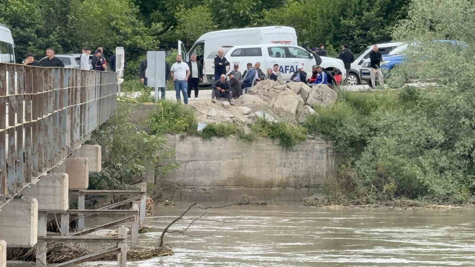 kelkit cayi kiyisinda umutlu bekleyis suruyor 3