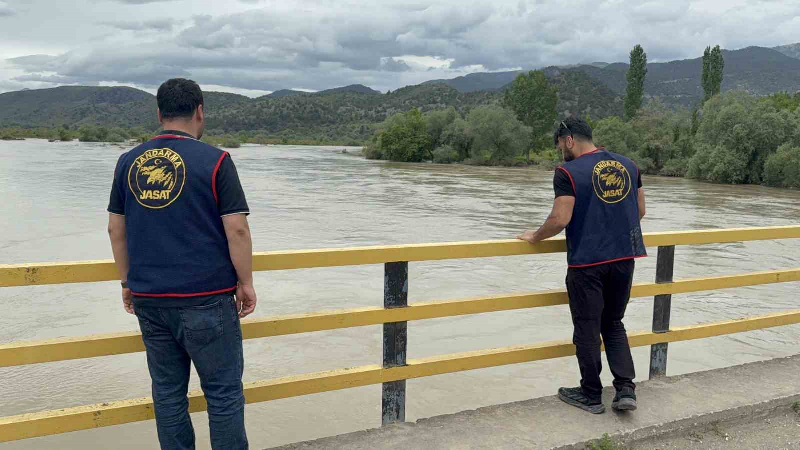 kelkit cayi kiyisinda umutlu bekleyis suruyor 4 6mhQzYY7
