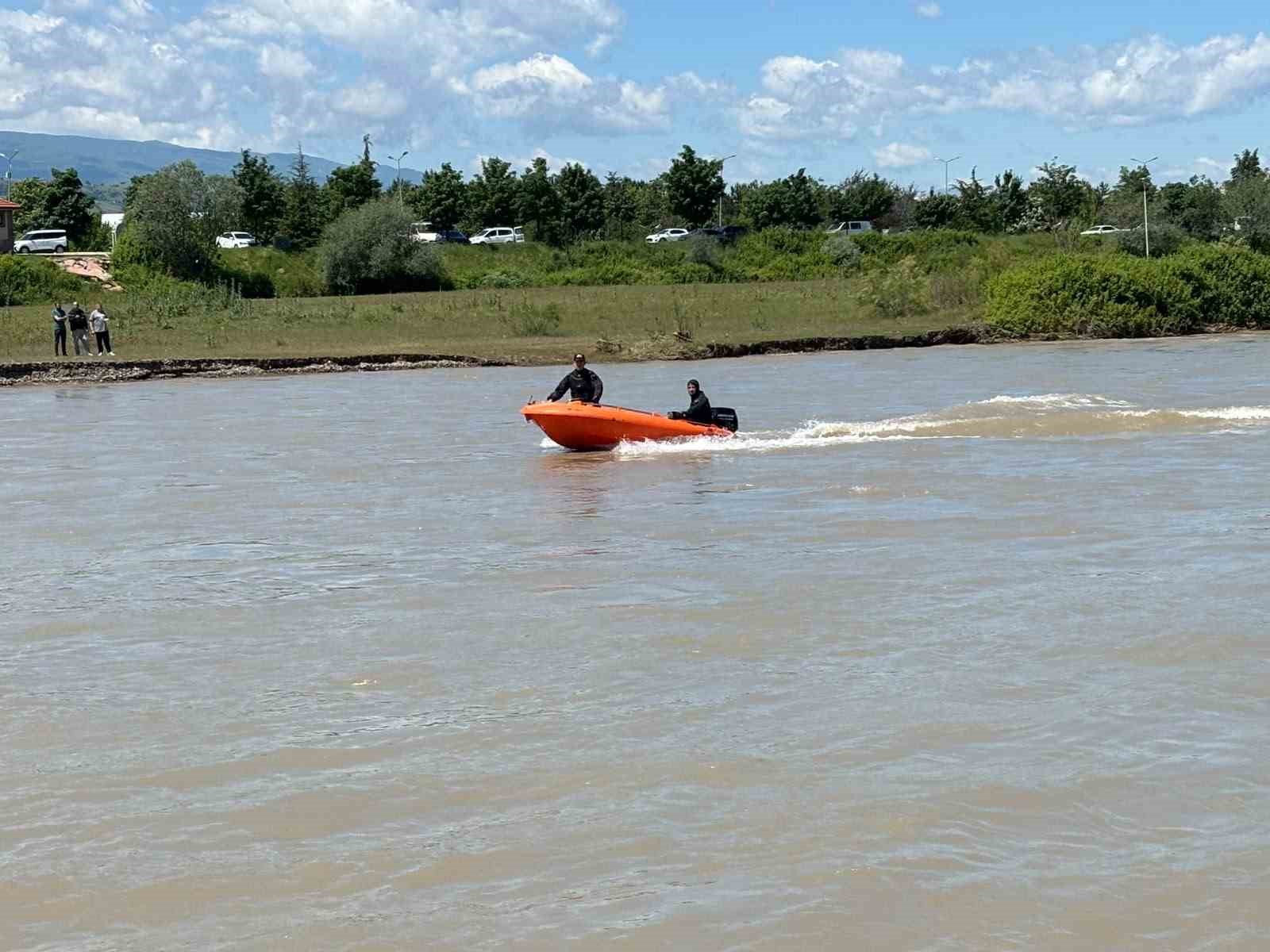 Kelkit Çayı’nda kaybolan iki arkadaşı arama çalışmaları dördüncü gününde sürüyor 4 kelkit cayinda kaybolan iki arkadasi arama calismalari dorduncu gununde suruyor 0 3LBziwB2