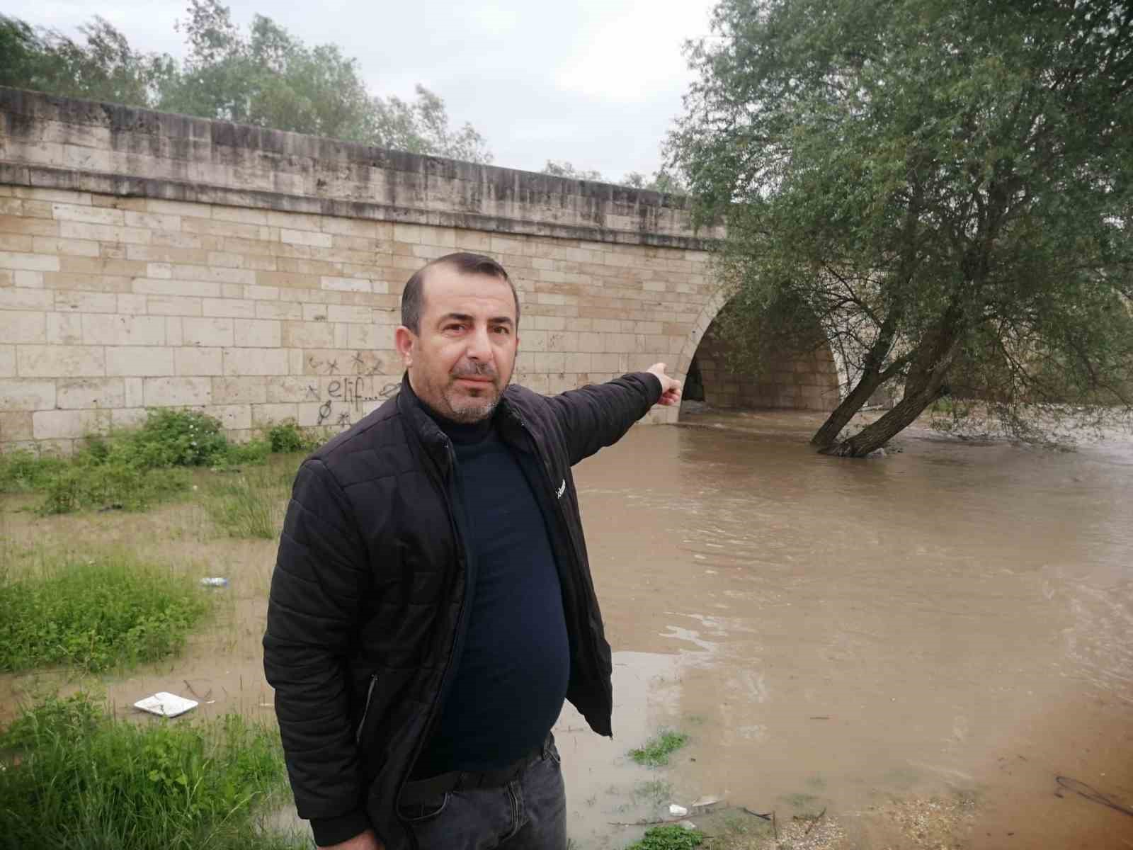 kelkit cayinin debisi yukseldi 8 asirlik koprunun ayaklari sular altinda kaldi 0 HHsOcKbs