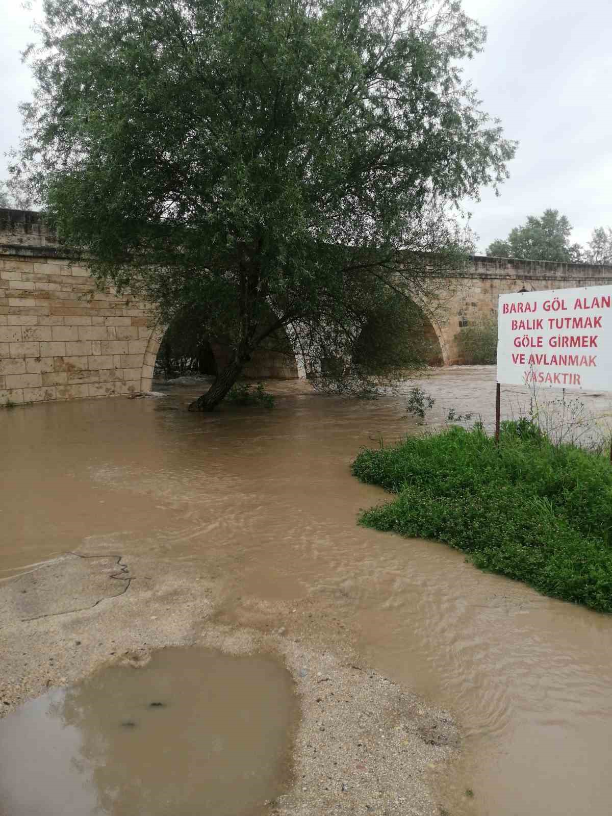 kelkit cayinin debisi yukseldi 8 asirlik koprunun ayaklari sular altinda kaldi 3 tMAkRJ2v