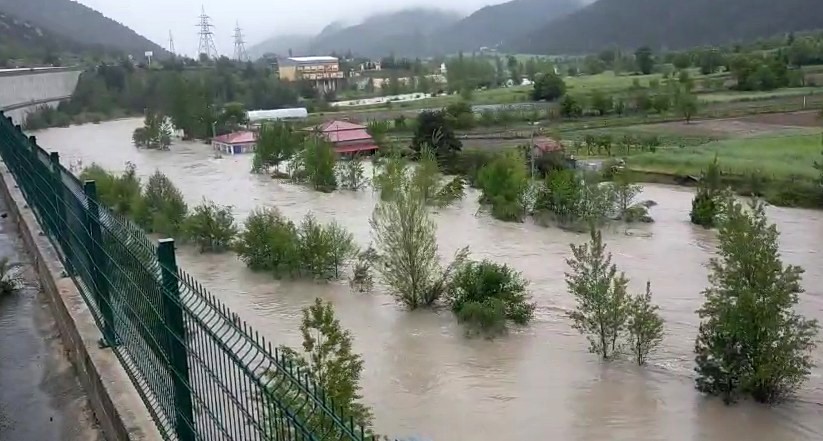 kelkitcayi tasti koyler ve tarim arazileri sular altinda kaldi 2 fZrMXTNp
