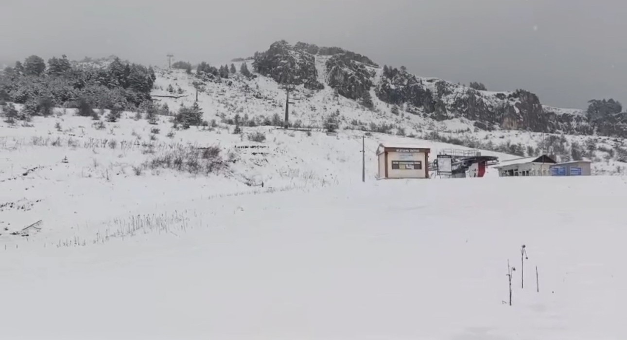 keltepe kayak merkezi nisan ayinda beyaz ortuyle kaplandi 2 VUMcYUBs