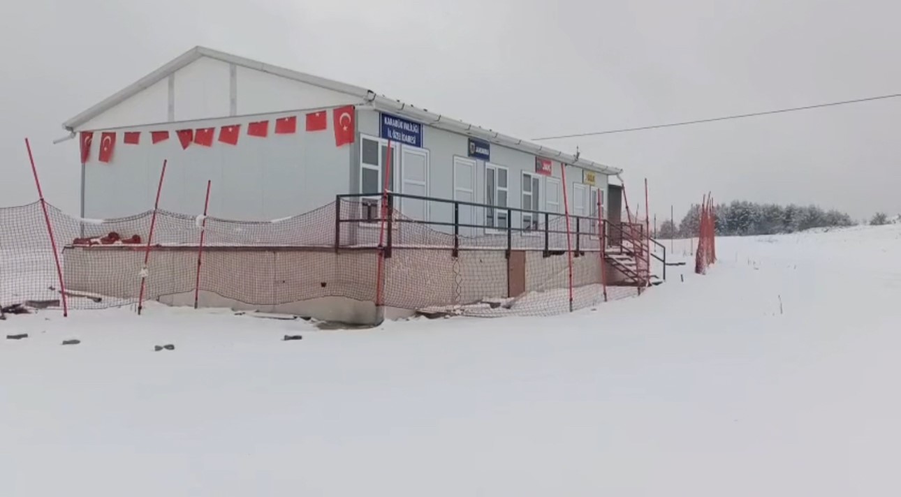 keltepe kayak merkezi nisan ayinda beyaz ortuyle kaplandi 3 5SI2IZ3K