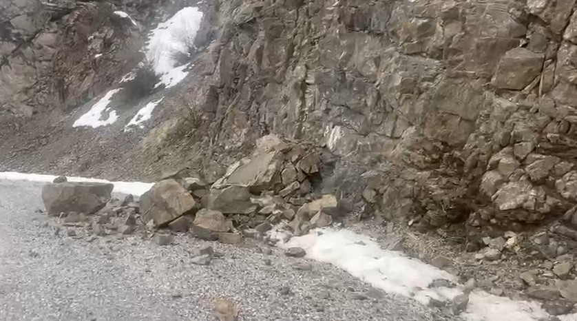 kemahtaki deprem sonrasi hakbilir koyu yoluna kayalar dustu 1 YnutcQ1d