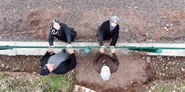 kemal-sunalin-propaganda-filmi-gercek-oldu-tel-orguyle-ikiye-bolunen-mahallede-vatandaslar-ihtiyaclarini-gidermek-MPuQHh44.jpg