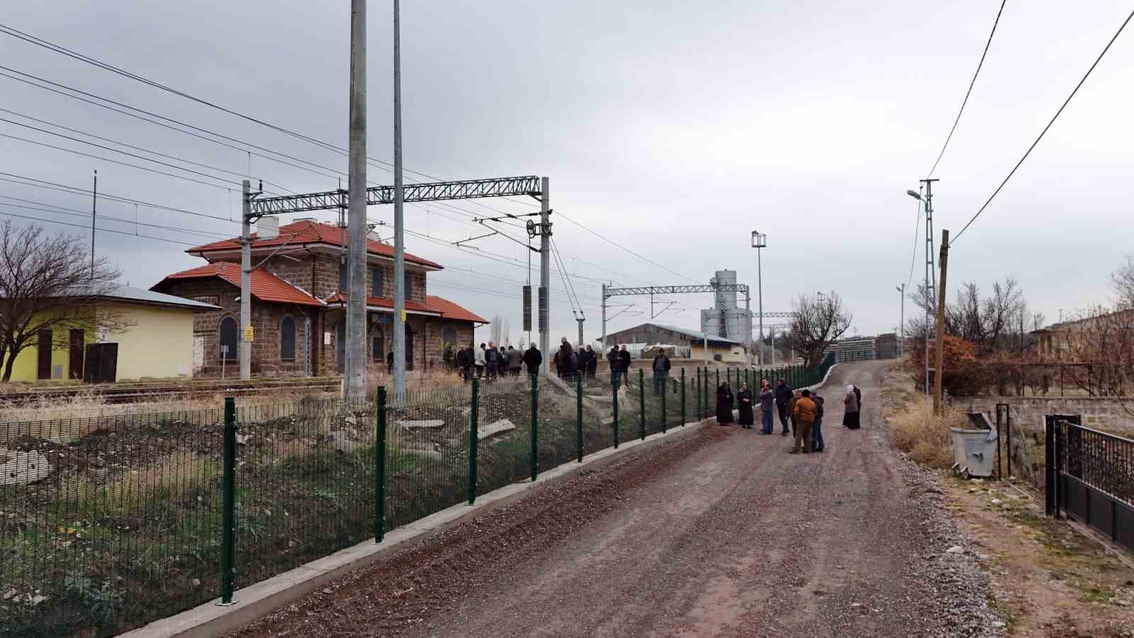 kemal sunalin propaganda filmi gercek oldu tel orguyle ikiye bolunen mahallede vatandaslar ihtiyaclarini gidermek Sr5HwTQA