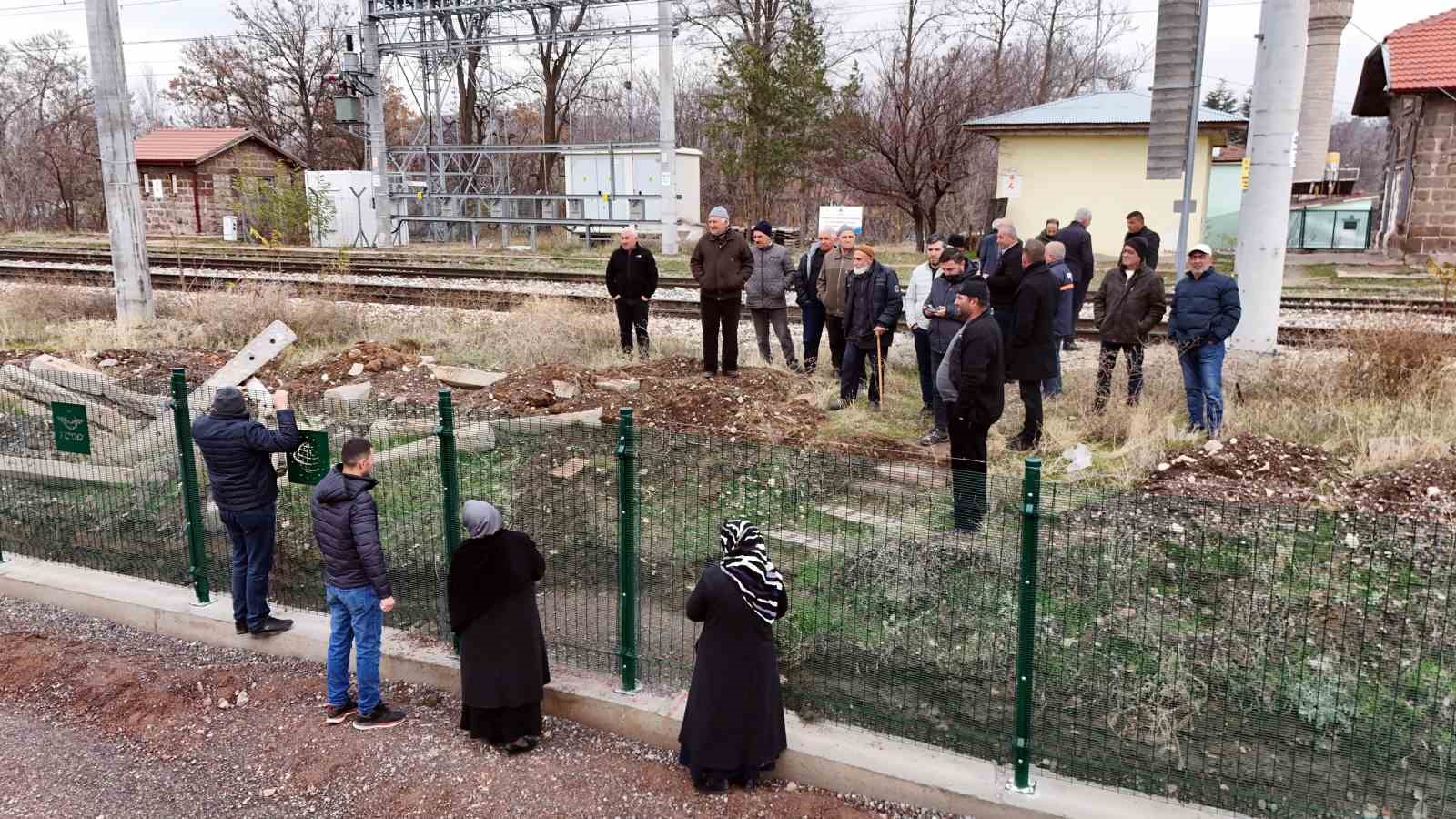kemal sunalin propaganda filmi gercek oldu tel orguyle ikiye bolunen mahallede vatandaslar ihtiyaclarini gidermek siLXmdhr