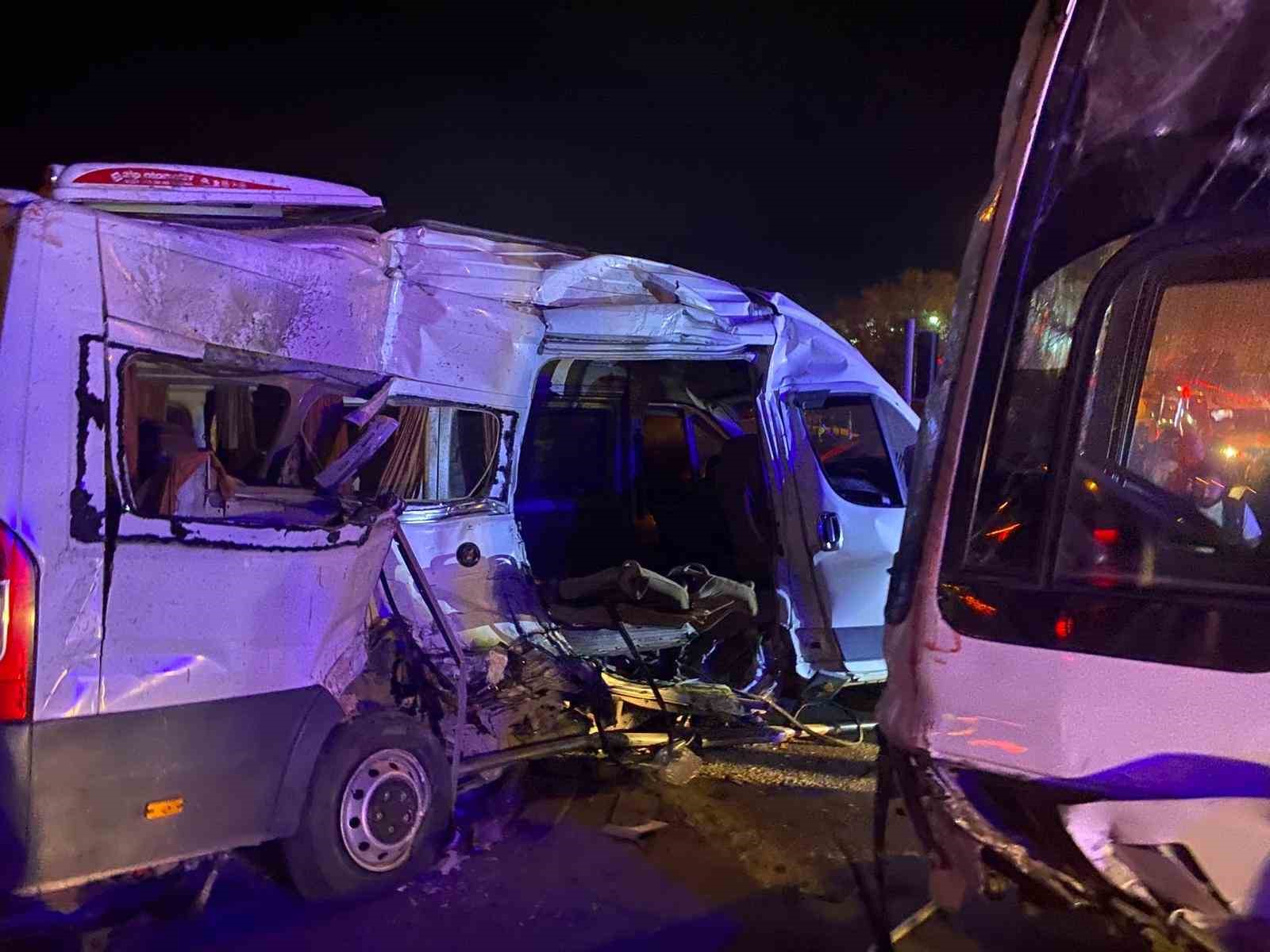 kemalpasada isci servisleri carpisti 15 yarali 0 PvlaQNe5