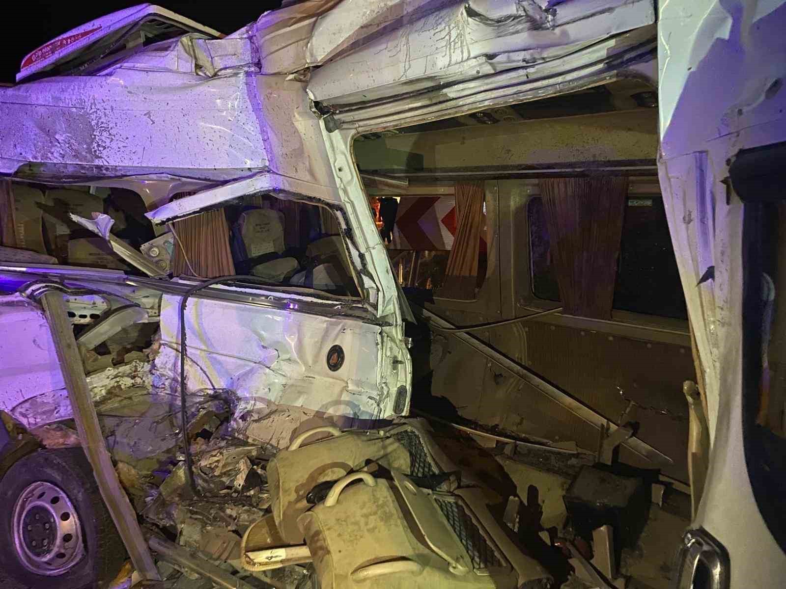 kemalpasada isci servisleri carpisti 15 yarali 4
