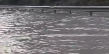 kemerburgaz-yolu-gole-dondu-araclar-guclukle-ilerledi-ER36xaCd.jpg