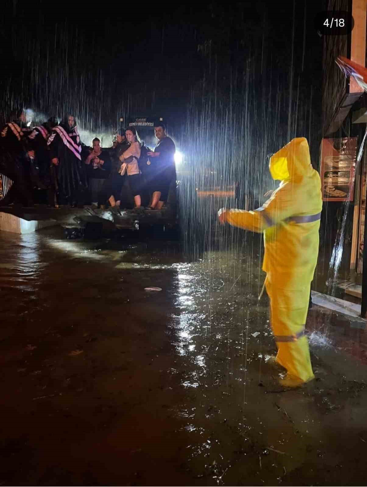 kemerde saganak yagista mahsur kalanlari jandarma kurtardi 0 ltCLqCh9