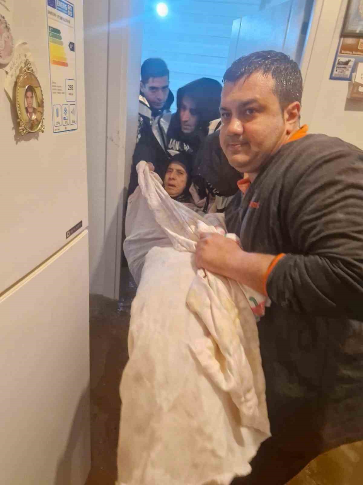 kemerde saganak yagista mahsur kalanlari jandarma kurtardi 1 c4PDa54F