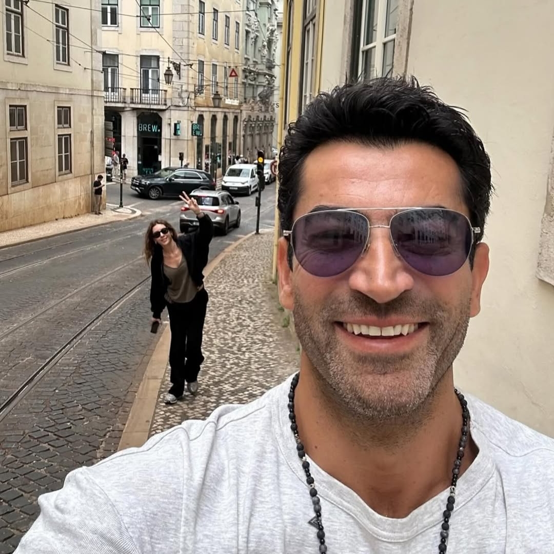 Kenan İmirzalıoğlu, yeni görünümüyle sette herkesi şaşırtmış.