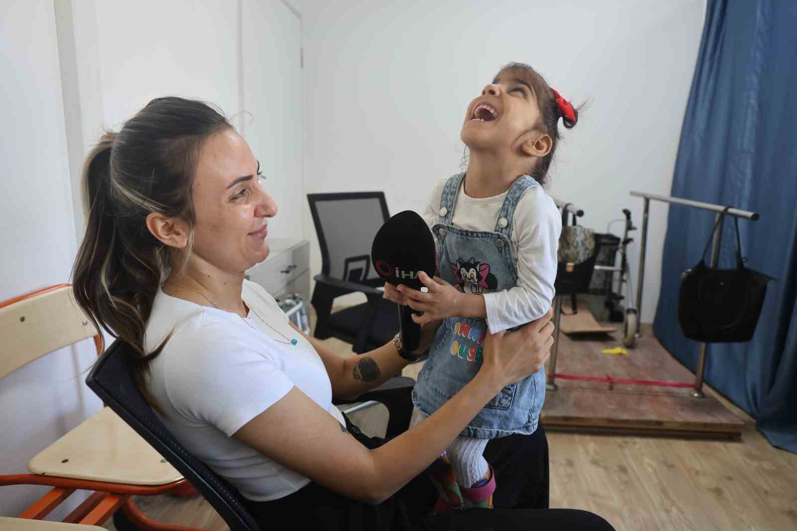 kendi ayaklari uzerinde durmayi basaran serebral palsi hastasi ada sunun annesine kendi elleriyle verdigi FzLHYQc8