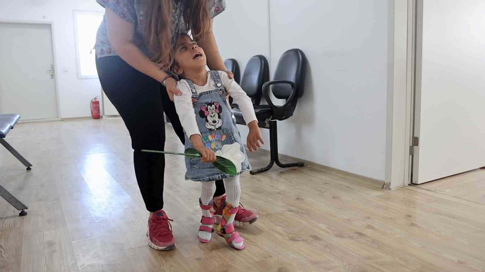 kendi ayaklari uzerinde durmayi basaran serebral palsi hastasi ada sunun annesine kendi elleriyle verdigi TBhB3im3